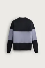 Sweater de punto regular fit, con diseño de rayas horizontales anchas en color gris y blanco, cuello redondo, manga larga y acabados en rib.
