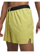 Short deportivo amarillo con logo de Under Armour en la pierna izquierda.