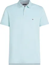 Chomba celeste Tommy Hilfiger de corte slim, con cuello clásico, cartera de dos botones y logo bordado en el pecho. Confeccionada en mezcla de algodón orgánico y elastano.