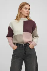 Sweater de punto con diseño de bloques de color, cuello alto y manga larga. Presenta un corte holgado y textura acanalada.