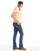 Chaqueta sastrera Nanette color beige, con cuello de solapa, escote en V y cierre cruzado con doble abotonadura. Presenta mangas cortas con volados, bolsillos delanteros simulados y ruedo frontal con acabado en pico.