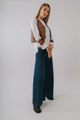 Jean wide leg de tiro alto en color azul oscuro, con corte amplio en las piernas y presillas para cinturón.
