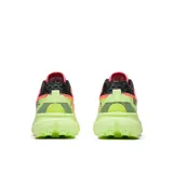 Championes de trail running Merrell Agility Peak 5, con diseño técnico en colores coral y verde lima. Presentan suela Vibram Megagrip de alto rendimiento, entresuela de espuma FloatPro para mayor amortiguación y empeine de malla transpirable con refuerzos de TPU.