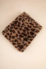 Cuello de piel sintética con estampado animal print.