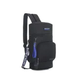 Mochila cilíndrica negra, tipo matera, con correas acolchadas ajustables para llevar como mochila o bandolera. Presenta un bolsillo frontal con cierre y detalles de marca en azul y blanco.