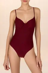 Traje de baño entero color bordó, con breteles finos y escote corazón.