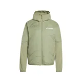 Campera adidas Terrex Climawarm para mujer de color verde militar, con diseño híbrido con acolchado frontal, mangas y laterales de tejido polar, capucha integrada y cierre frontal completo.