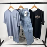 Remera celeste de algodón con estampa en la espalda con el texto "SAMPLE" y el logo de la marca DUXON.