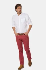 Pantalón de gabardina de corte recto y cinco bolsillos, con diseño liso y trabillas para cinturón.