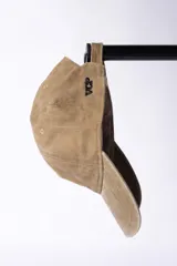 Gorra marrón de gabardina con efecto lavado y visera curva, de estilo clásico.