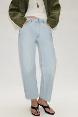 Jeans de tiro alto con diseño de cinco bolsillos, corte slim y bajo con acabado sin costuras. Cierre frontal con cremallera y botón.