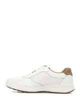 Championes casuales Hush Puppies modelo Spinal Mesh, color blanco con detalles en marrón claro en la parte trasera. Confeccionados en cuero con inserciones de tejido de malla transpirable, cordones tono sobre tono y suela de EVA con base de goma.