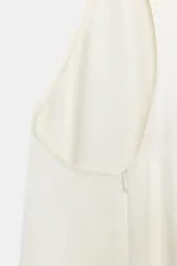 Top de Zara Woman Collection color blanco, confeccionado con mezcla de lino, con cuello redondo, espalda nadadora y diseño de bajo asimétrico.