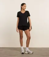 Short deportivo negro, modelo runner, con cintura ancha elástica y bajo redondeado. Confeccionado en poliéster y elastano, con forro.