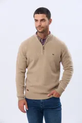 Buzo tejido de lana con cuello alto y medio cierre metálico frontal. Presenta puños y ruedo acanalados, con logo bordado en el pecho.