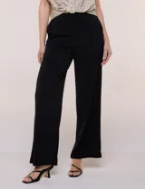 Pantalón wide leg plisado, color beige, con pretina ancha elastizada y bolsillos delanteros.