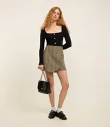 Blusa cropped de punto roja con escote cuadrado, mangas largas y botones dorados.