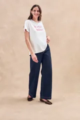 Remera blanca de corte clásico con estampado frontal de la frase 'le ciel infini' en color fucsia.