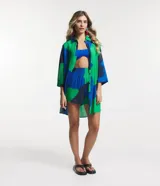 Short de playa confeccionado en viscosa, con cintura elástica fruncida y diseño de estampado abstracto en tonos azul, verde y azul marino.