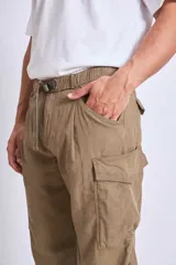 Pantalón cargo color beige con cintura ajustable con cordón y bolsillos laterales con solapa.