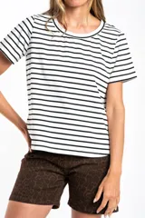 Remera blanca con rayas horizontales negras, de algodón peinado.