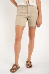 Bermuda de denim color beige, de tiro medio y corte recto.