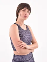 Top deportivo corto con estampado de cebra en tonos grises.