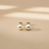 Caravanas de oro 18k con perla de cultivo de 8.75mm de diámetro, diseño clásico y minimalista.