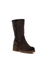 Bota de caña media confeccionada en cuero descarne color gris oscuro, con interior forrado en símil piel. Presenta un diseño de punta redonda, taco cuadrado y plataforma de madera.