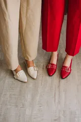 Zapato de cuero negro con taco cuadrado y faja de ojalillos.