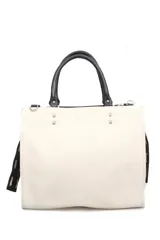 Cartera tipo tote de cuero color crema con manijas y detalles laterales en color negro. Presenta herrajes metálicos plateados y logo de la marca grabado en el frente.