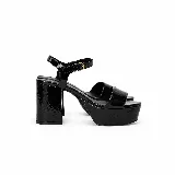Sandalia de fiesta color negro de charol, con plataforma delantera, taco ancho, tira frontal y pulsera ajustable al tobillo con hebilla metálica.