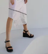 Sandalias de cuero color marrón chocolate con plataforma y taco corrido. Tira ancha sobre los dedos y tira al tobillo con hebilla dorada.