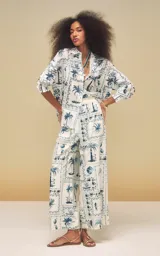 Pantalon ancho de tiro alto de Le Lis Blanc con estampado de palmeras y motivos tropicales en azul y blanco.