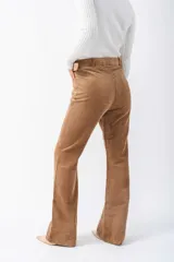 Pantalón marrón de pana con corte acampanado y cinturón de la misma tela.