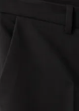Pantalon de vestir negro de corte recto y tiro medio, con trabillas, bolsillos laterales y bolsillos de ribete en la parte posterior.