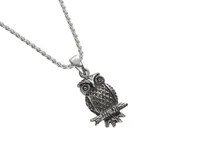 Dije de plata 925 con forma de búho posado sobre una rama.