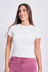 Camiseta blanca de manga corta y cuello redondo, confeccionada en tejido de punto rib al cuerpo.