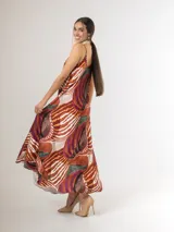 Vestido largo de satén italiano con estampado geométrico multicolor, tirantes finos y corte amplio de caída fluida.