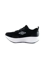 Championes deportivos Umbro modelo Belmo, color negro con suela blanca gruesa y amortiguación texturizada, diseño de malla transpirable y logo de la marca en el lateral.