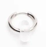 Aros tipo argolla pequeña con dije colgante en forma de dona de vidrio transparente, realizados artesanalmente en plata 925.