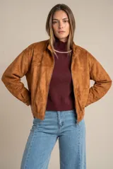 Campera tipo bomber de gamuza sintética color camel, con cierre frontal, cuello alto y diseño oversize.