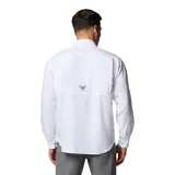 Camisa de manga larga Columbia para hombre, diseñada para actividades al aire libre y pesca. Presenta cuello clásico con cierre a presión, dos bolsillos frontales con solapa, mangas enrollables con trabillas y aberturas de ventilación. Confeccionada con tecnología de repelencia a manchas y agua.