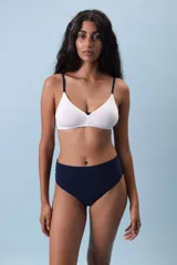 Bombacha vedetina negra de tiro alto, confeccionada en algodón suave, con faja en la cintura para un calce cómodo y delicado.