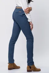 Pantalón de gabardina gris con corte clásico, bolsillos laterales y traseros, y cierre frontal con botón y cremallera. Incluye cinturón fino de cuero marrón con hebilla dorada.