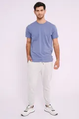 Remera de manga corta color celeste con logo estampado en la manga.