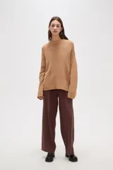 Sweater de tejido de punto color azul, con cuello redondo, manga larga y diseño holgado.