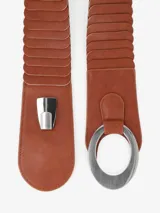 Cinturón ancho elástico color tostado con diseño de capas superpuestas en el frente y hebilla metálica ovalada.