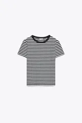 Camiseta de manga corta color rosado, con cuello redondo y corte regular. Confeccionada en tejido de punto interlock elástico y flexible.