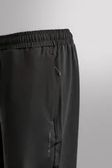 Pantalón de entrenamiento slim fit Zara Athleticz color negro, confeccionado en tejido técnico ligero y elástico con estructura combinada a contraste. Cuenta con cintura elástica ajustable con cordón, bolsillos frontales y trasero con cierre de cremallera, y bajo ajustable con cremallera en los laterales.